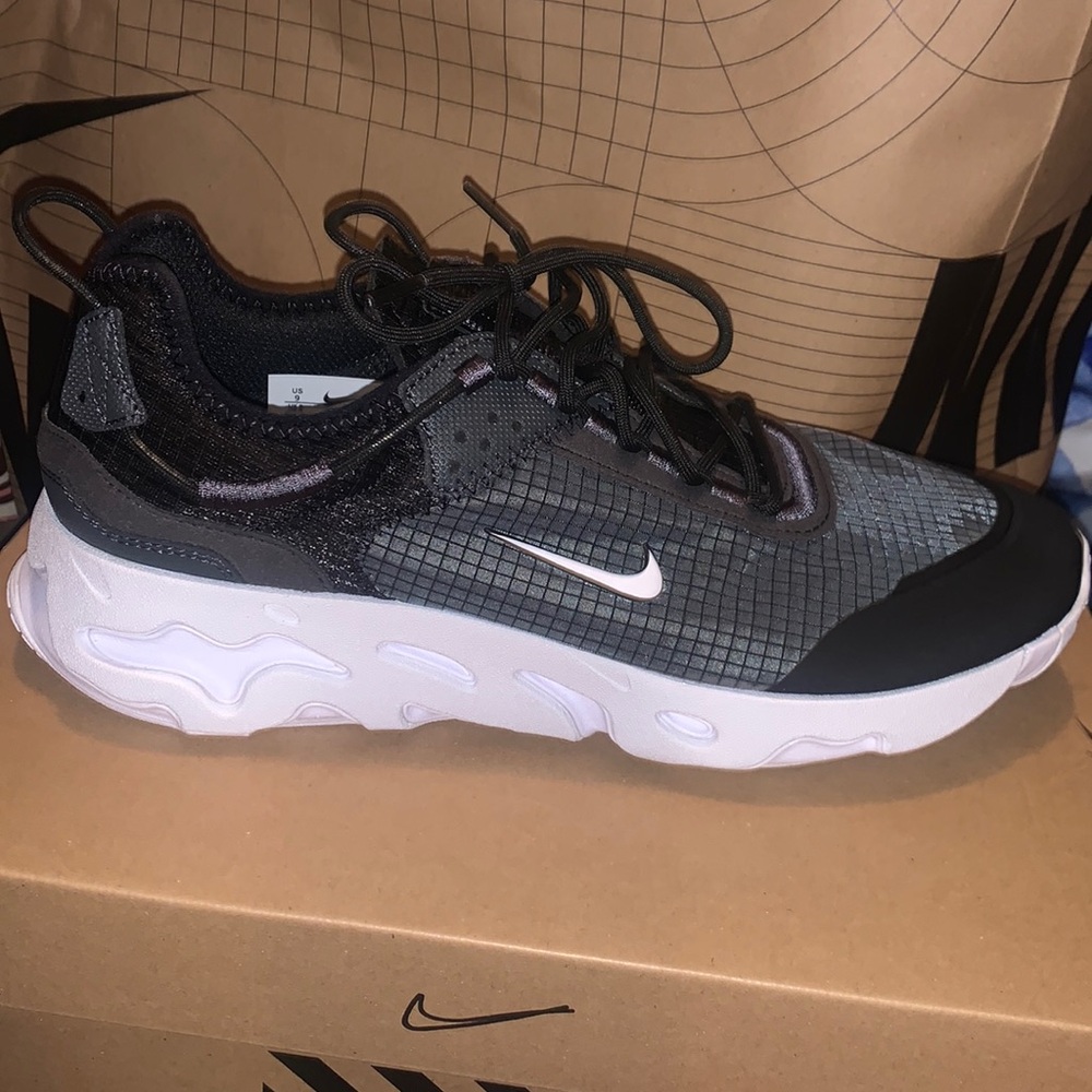 Black and White-Dk Smokey Gray, Nike React Live shoes